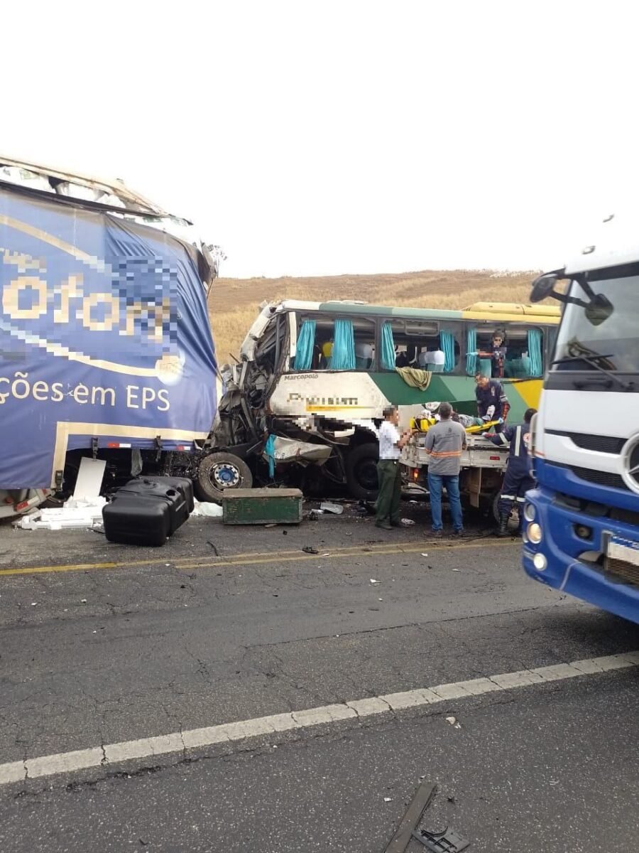 Batida entre ônibus de viagem e carreta deixa 21 feridos e duas pessoas mortas na BR-116, em Minas Gerais