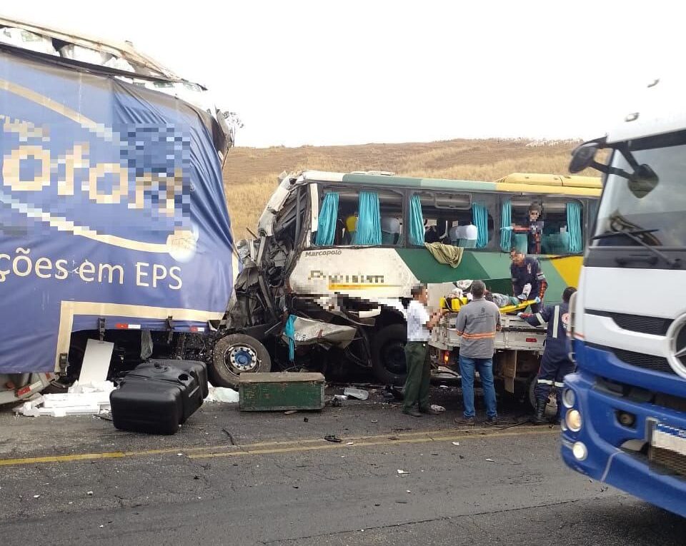 Sobe para quatro o número de mortos no acidente entre carreta e ônibus da Gontijo