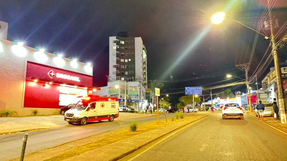 Carro e motocicleta se envolvem em acidente no bairro Esplanada da Estação, em Itabira