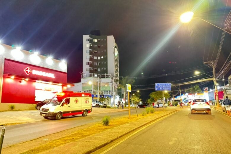 Carro e motocicleta se envolvem em acidente no bairro Esplanada da Estação, em Itabira