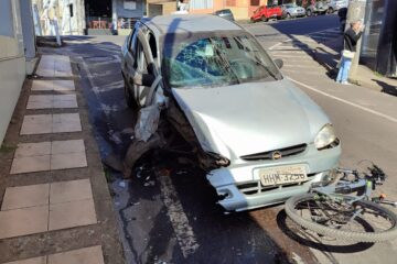 Carro perde freio e colide contra bicicleta no Centro de Itabira