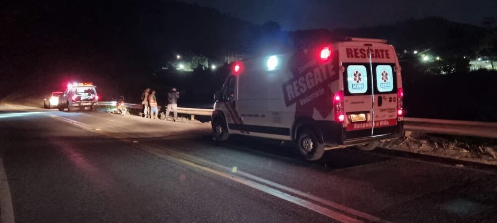 Motociclista cai em ribanceira de 15 metros na Estrada do Forninho, em João Monlevade