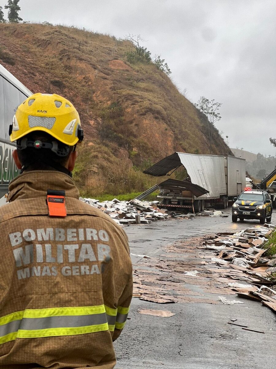 Ao menos uma pessoa morreu em acidente entre carreta, ônibus e carro na BR-116