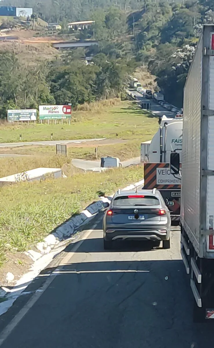 Obras de recapeamento causam congestionamento na BR-381, em João Monlevade