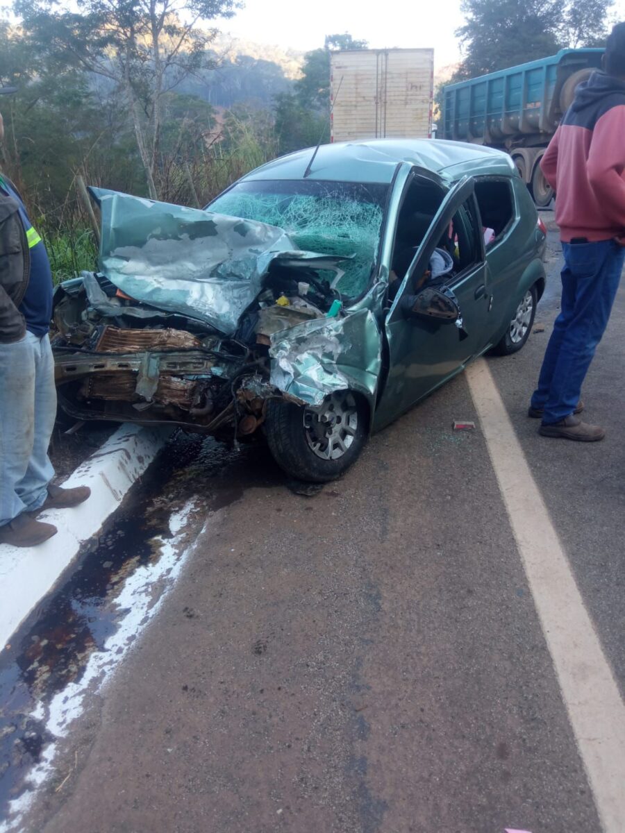 Acidente ente carro e carreta deixa um ferido na MGC-120, em Santa Maria de Itabira