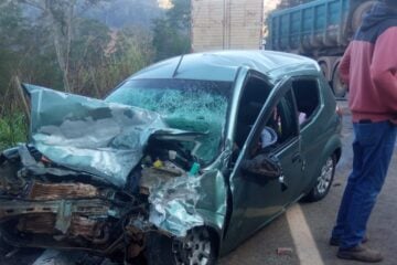 Acidente ente carro e carreta deixa um ferido na MGC-120, em Santa Maria de Itabira