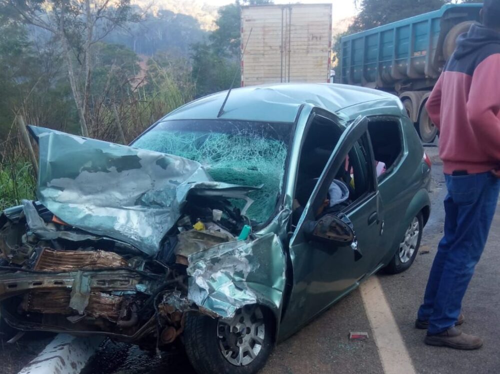 Acidente ente carro e carreta deixa um ferido na MGC-120, em Santa Maria de Itabira
