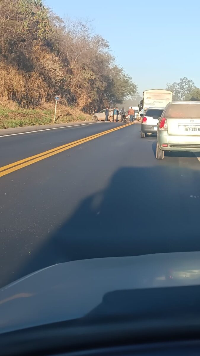 Uma pessoa fica ferida em acidente envolvendo carro e carreta na BR-381, em Sabará