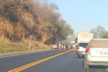 Uma pessoa fica ferida em acidente envolvendo carro e carreta na BR-381, em Sabará