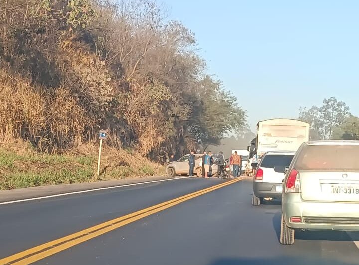 Uma pessoa fica ferida em acidente envolvendo carro e carreta na BR-381, em Sabará