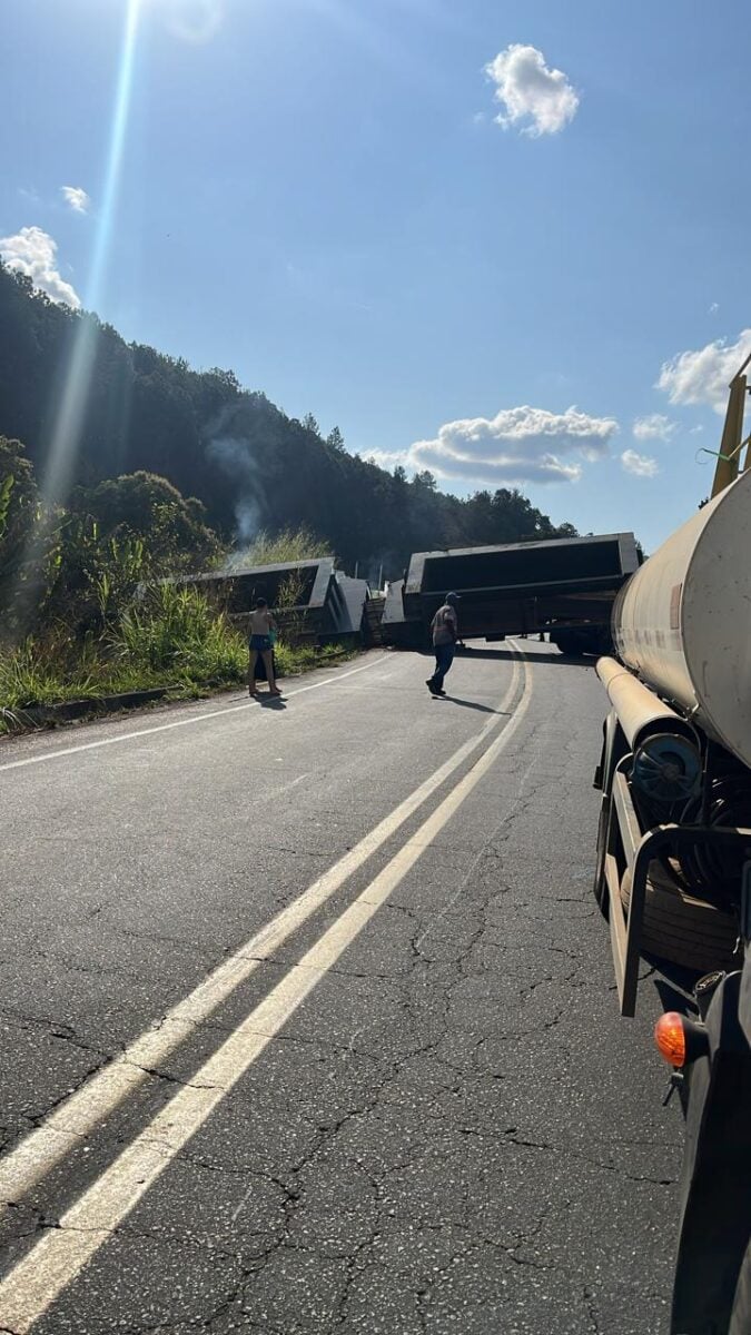 Acidente com carreta que transportava peças de aço interdita os dois sentidos da BR-381, em Nova Era