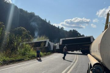 Acidente com carreta que transportava peças de aço interdita os dois sentidos da BR-381, em Nova Era