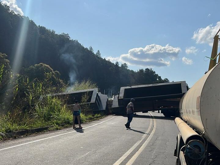 Acidente com carreta que transportava peças de aço interdita os dois sentidos da BR-381, em Nova Era