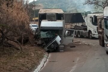 Caminhão baú atinge carros e colide contra barranco na BR-381