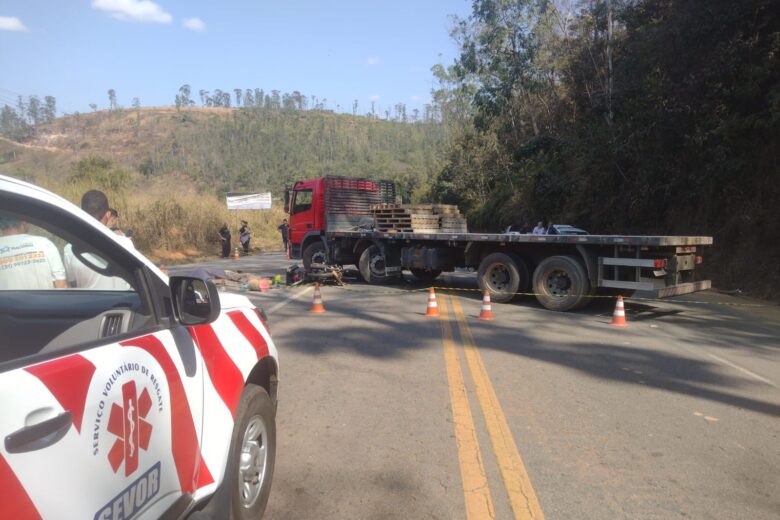 MG-123: acidente entre moto e caminhão deixa um morto na estrada do Jacuí, em João Monlevade