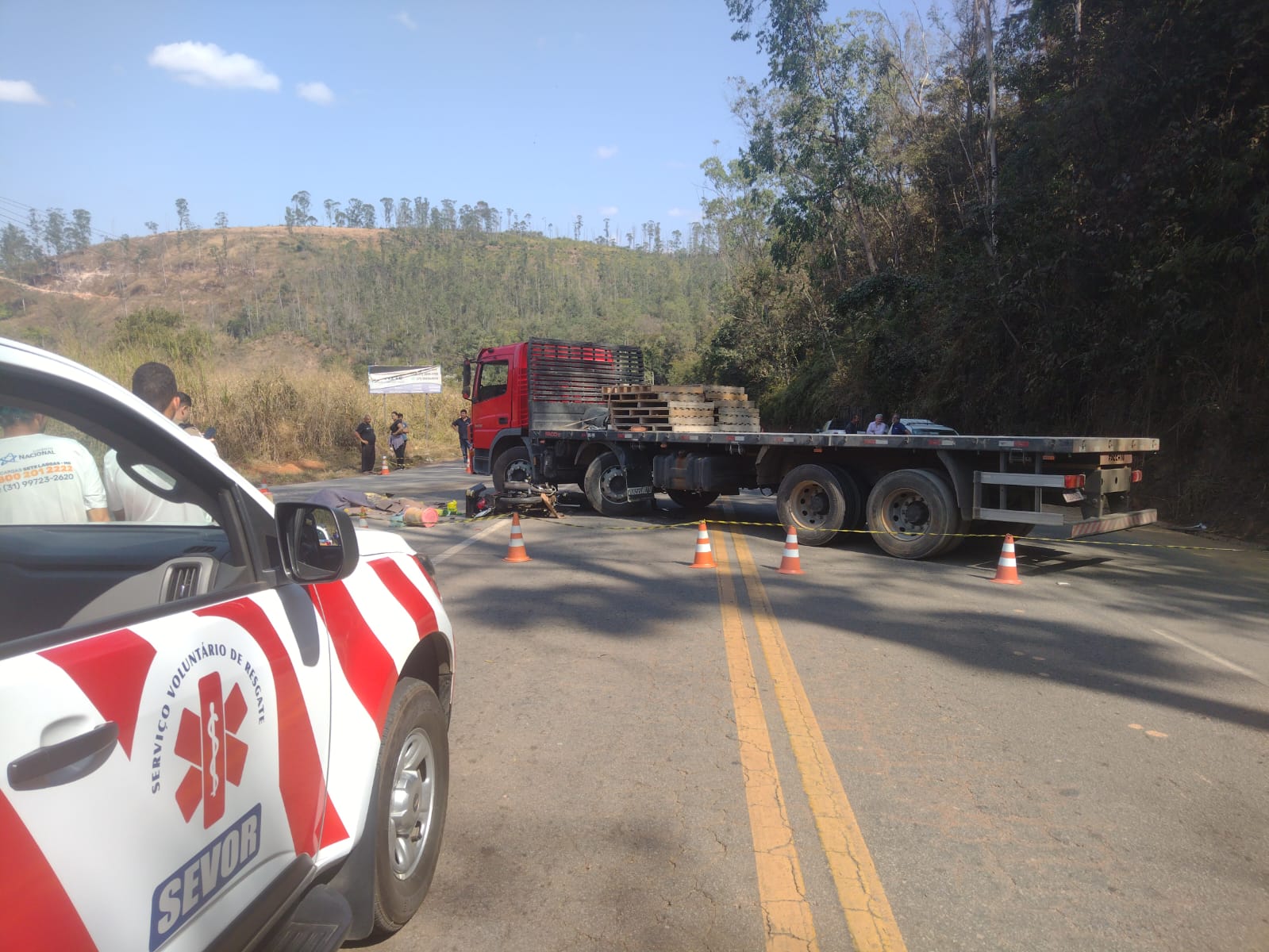 MG-123: acidente entre moto e caminhão deixa um morto na estrada do Jacuí, em João Monlevade