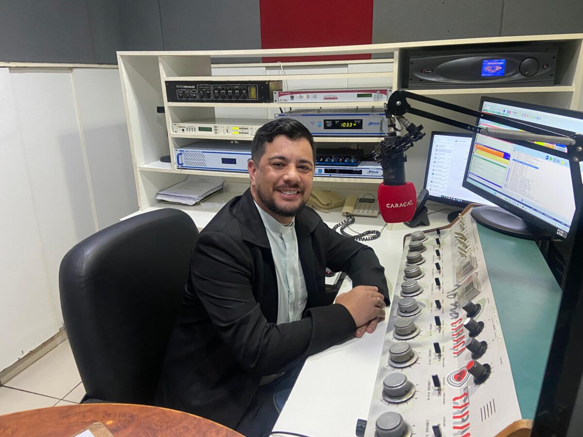 Padre Anderson Ferreira estreia programa "Abraço de Pai" na Rádio Caraça FM; saiba mais