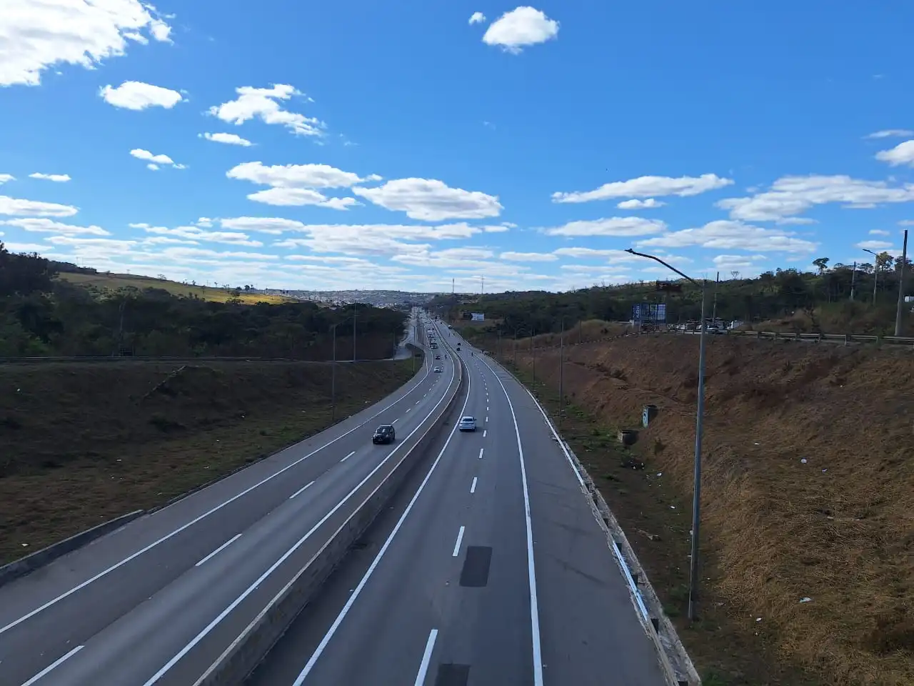 MG-010: obras de segurança viária na rodovia que leva ao Aeroporto de Confins entram em nova etapa
