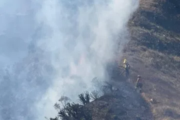 Galeria: equipes continuam combate ao incêndio na área de proteção Serra da Moeda