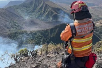 Corpo de Bombeiros debela incêndio na Serra da moeda; equipes continuam no local