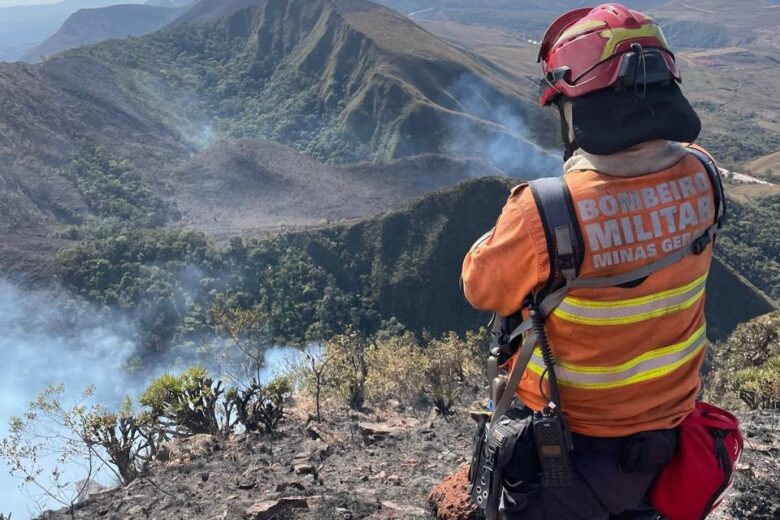 Corpo de Bombeiros debela incêndio na Serra da moeda; equipes continuam no local