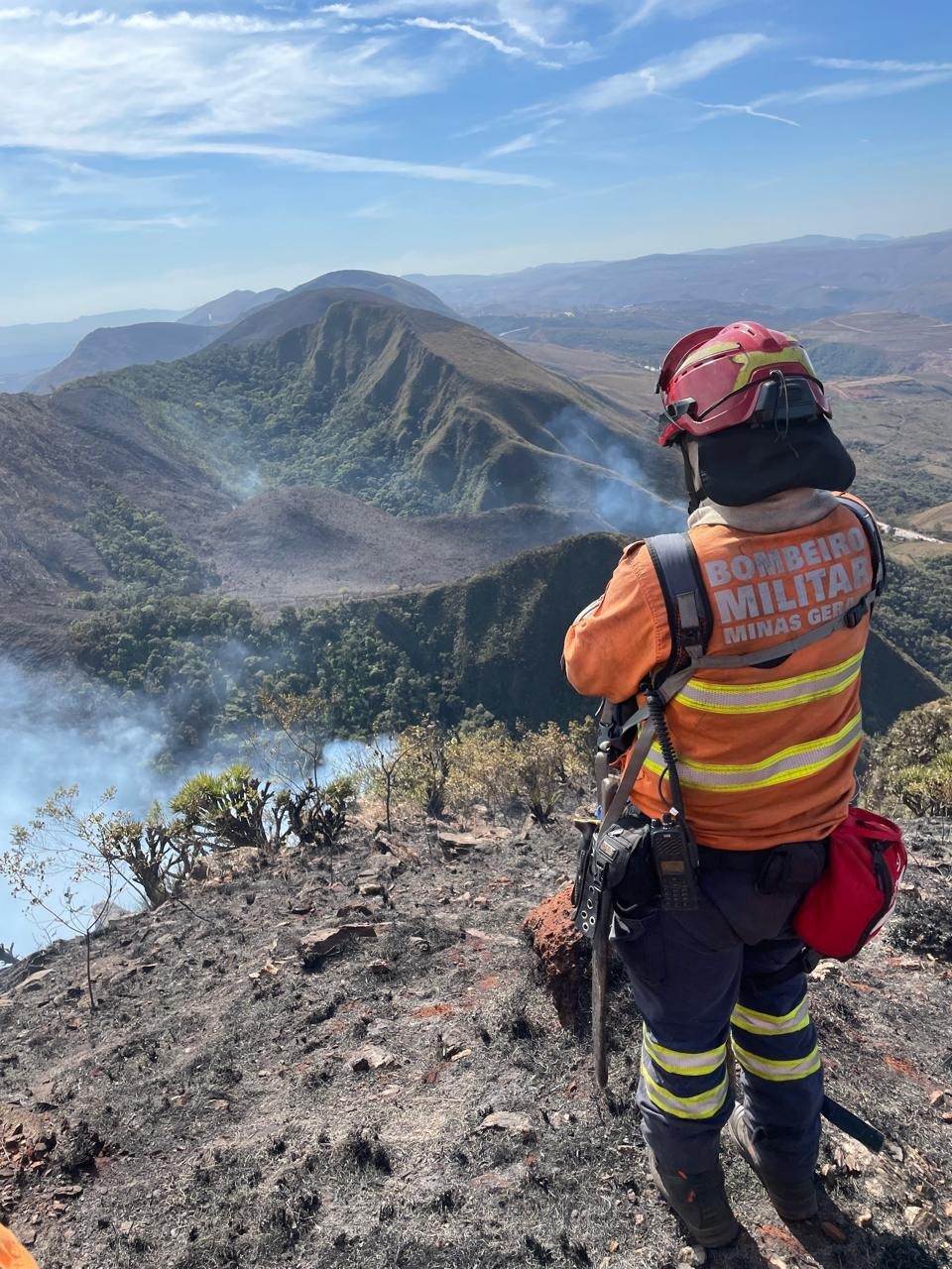Corpo de Bombeiros debela incêndio na Serra da moeda; equipes continuam no local