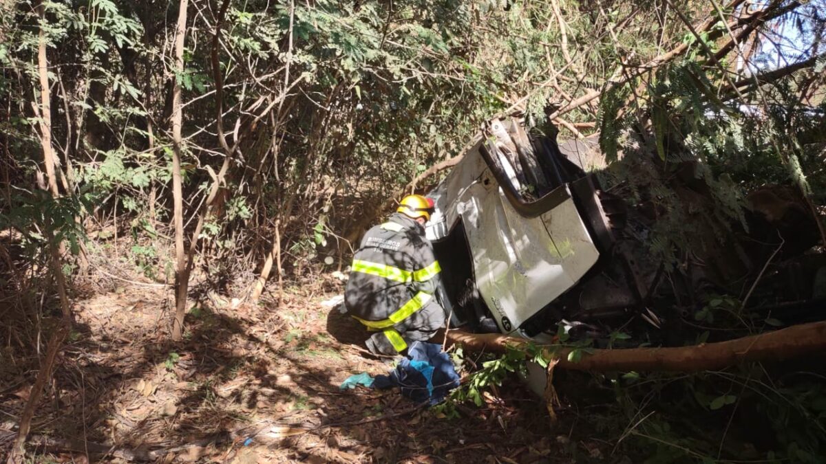 Uma pessoa morre em acidente entre caminhão baú e carreta na MGC-136, em Bocaiúva