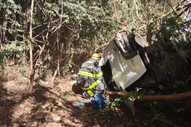 Uma pessoa morre em acidente entre caminhão baú e carreta na MGC-136, em Bocaiúva