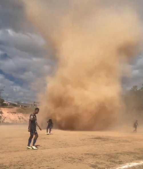 Na Grande BH: 'mini-tornado' interrompe partida de futebol amador