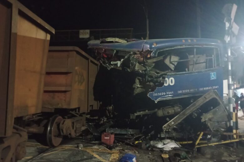 Ônibus é destruído após ser atingido por trem em Juiz de Fora; assista ao vídeo