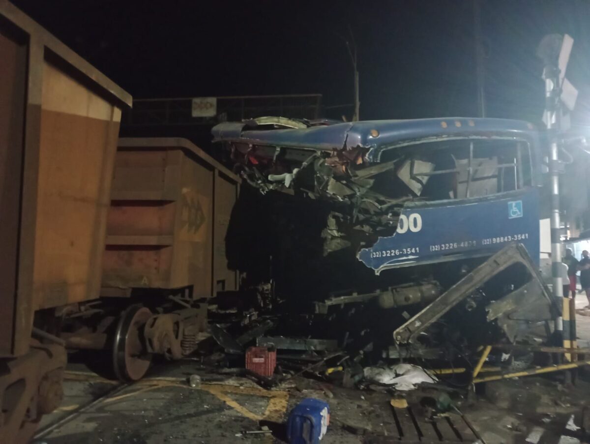 Ônibus é destruído após ser atingido por trem em Juiz de Fora; assista ao vídeo