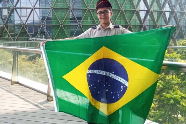 Aluno do Colégio Tiradentes de Itabira participou da Olimpíada de Matemática em Singapura