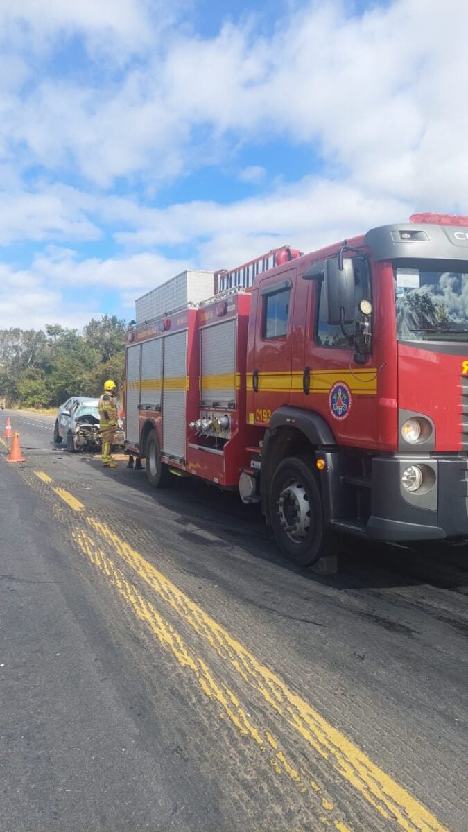 Uma pessoa morre e quatro ficam feridas em acidente entre carro e van na BR-251