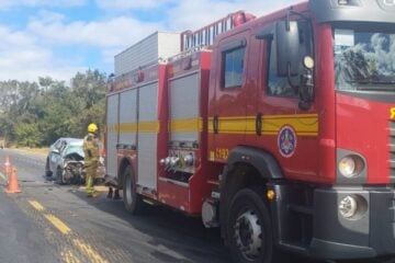 Uma pessoa morre e quatro ficam feridas em acidente entre carro e van na BR-251