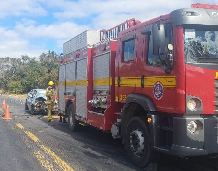 Uma pessoa morre e quatro ficam feridas em acidente entre carro e van na BR-251