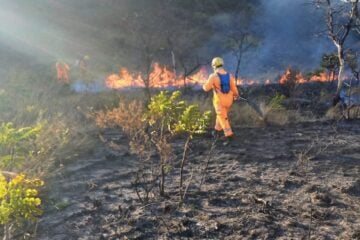 Incêndio na Serra da Moeda chega ao 3º dia de combate às chamas