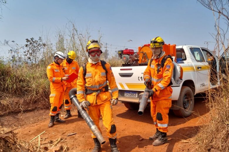 Incêndio na Serra da Moeda: bombeiros chegam ao 2º dia de combate às chamas