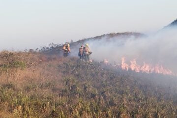 Serra da Moeda: combate às chamas entra no 4º dia seguido de operação