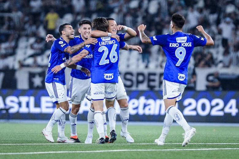 Cruzeiro enfrenta o Fortaleza em jogo de seis pontos; Rádio Caraça FM transmite