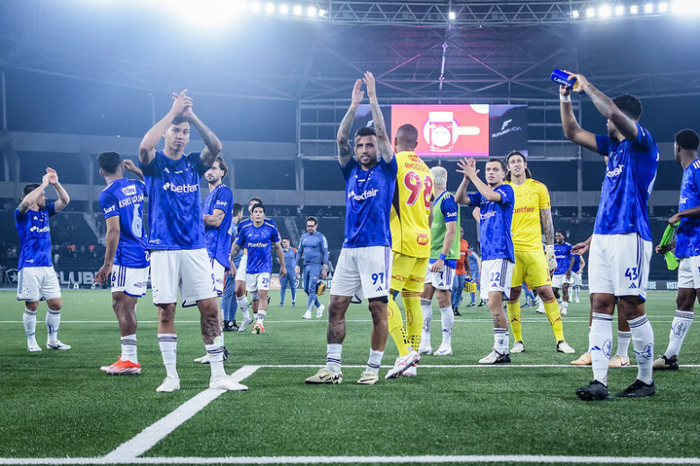 Buscando voltar ao G-6, Cruzeiro enfrenta Vitória nesta segunda-feira; Rádio Caraça transmite o jogo