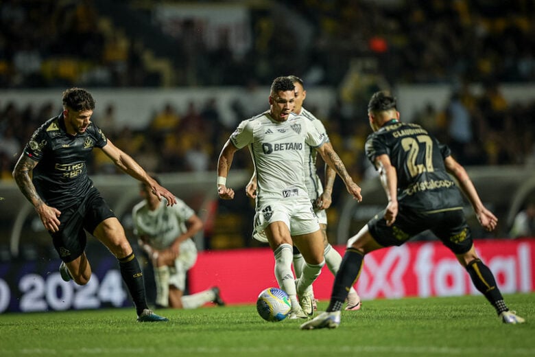 Sem o atacante Hulk, Atlético joga mal e é derrotado pelo Criciúma em Santa Catarina; assista aos melhores momentos