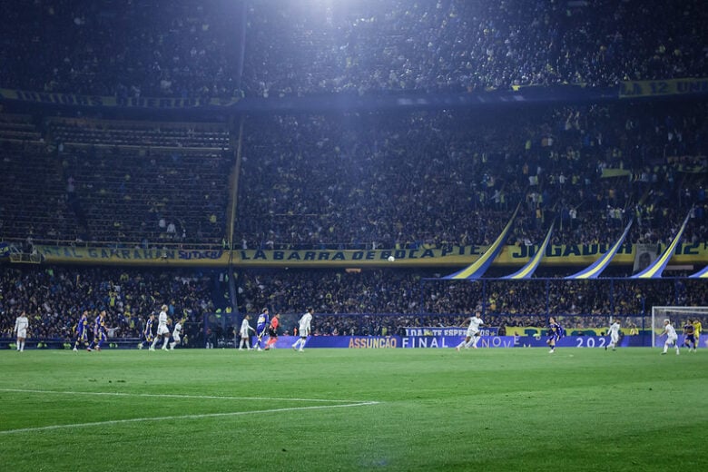 Cruzeiro cobra medidas rígidas contra atos de racismo na Argentina e torcida do Boca rebate