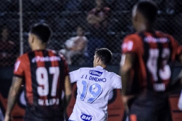 Cruzeiro leva gol de bicicleta, mas conta com Dinenno para buscar o empate diante do Vitória; veja os gols da partida