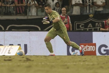 Atlético condena gritos homofóbicos da torcida contra o goleiro Fábio, do Fluminense