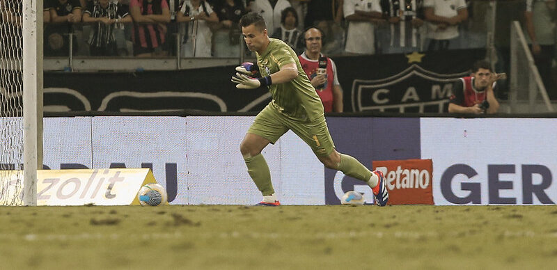 Atlético condena gritos homofóbicos da torcida contra o goleiro Fábio, do Fluminense