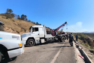 Após acidente na MG-129, caminhão começa a ser retirado de barranco; veículo teve parte de carga saqueada 