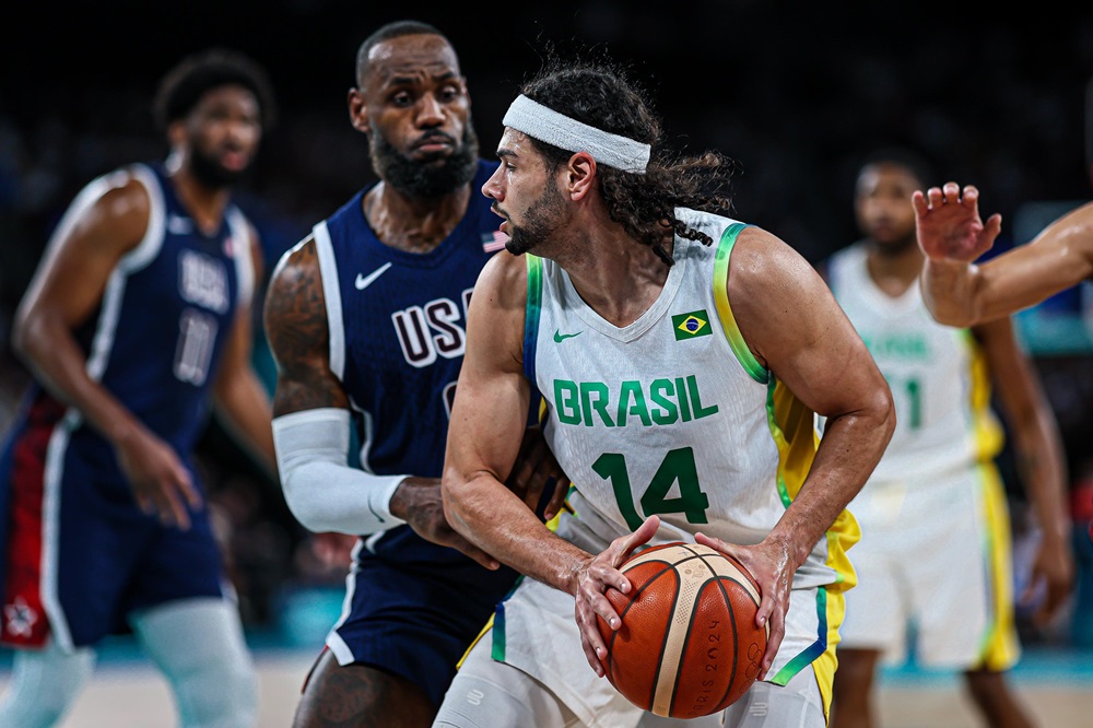 Brasil é derrotado pelo 'Dream Team' dos Estados Unidos no basquete e dá adeus aos Jogos Olímpicos