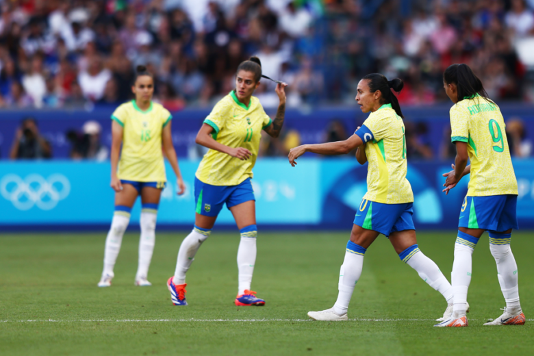 Futebol: Seleção feminina conquista prata em uma possível despedida da rainha Marta