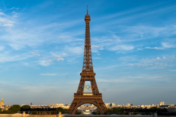 Homem escala Torre Eiffel e é detido pela polícia antes do início da cerimônia de encerramento