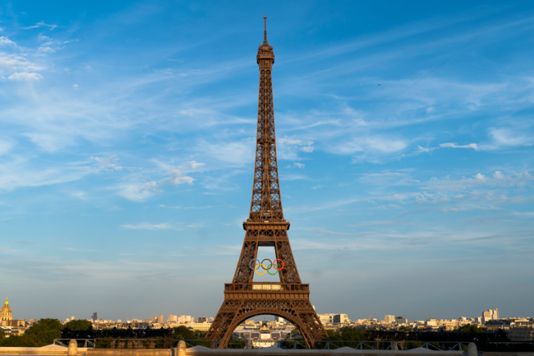 Homem escala Torre Eiffel e é detido pela polícia antes do início da cerimônia de encerramento